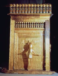 Suojelijajumalattarien ympäröimä, reen päälle asetetun pyhäkön muotoinen kanooppiarkku Tutankhamonin haudasta, Uusi valtakunta